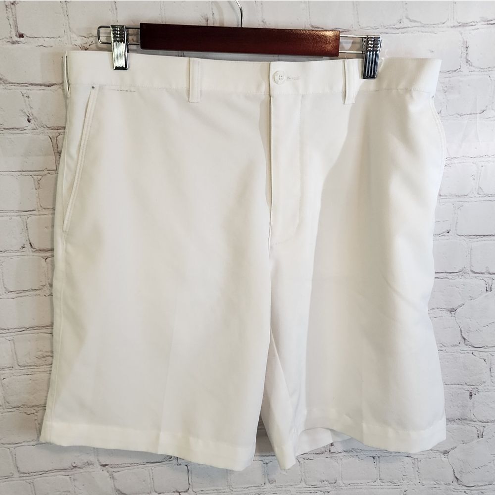 Men's Perry Ellis flat front shorts, size 34